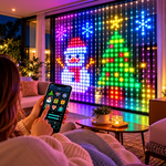 Cortina LED Smart decorando una sala en Navidad